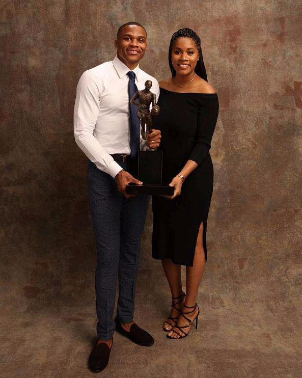 西班牙足协宣传反家暴：面对家庭暴力，直接出示红牌