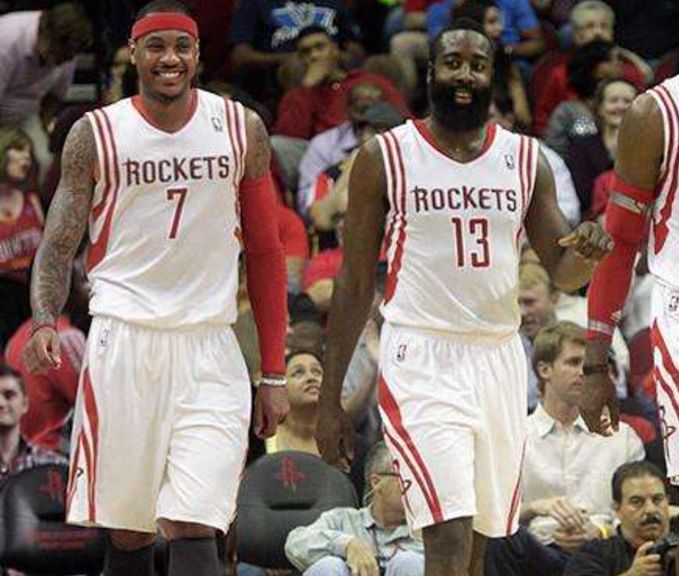 特伦斯·克劳福德因拒缴WBC制裁费被剥夺拳王头衔，引发争议，拳迷对其立场分化，争议持续。