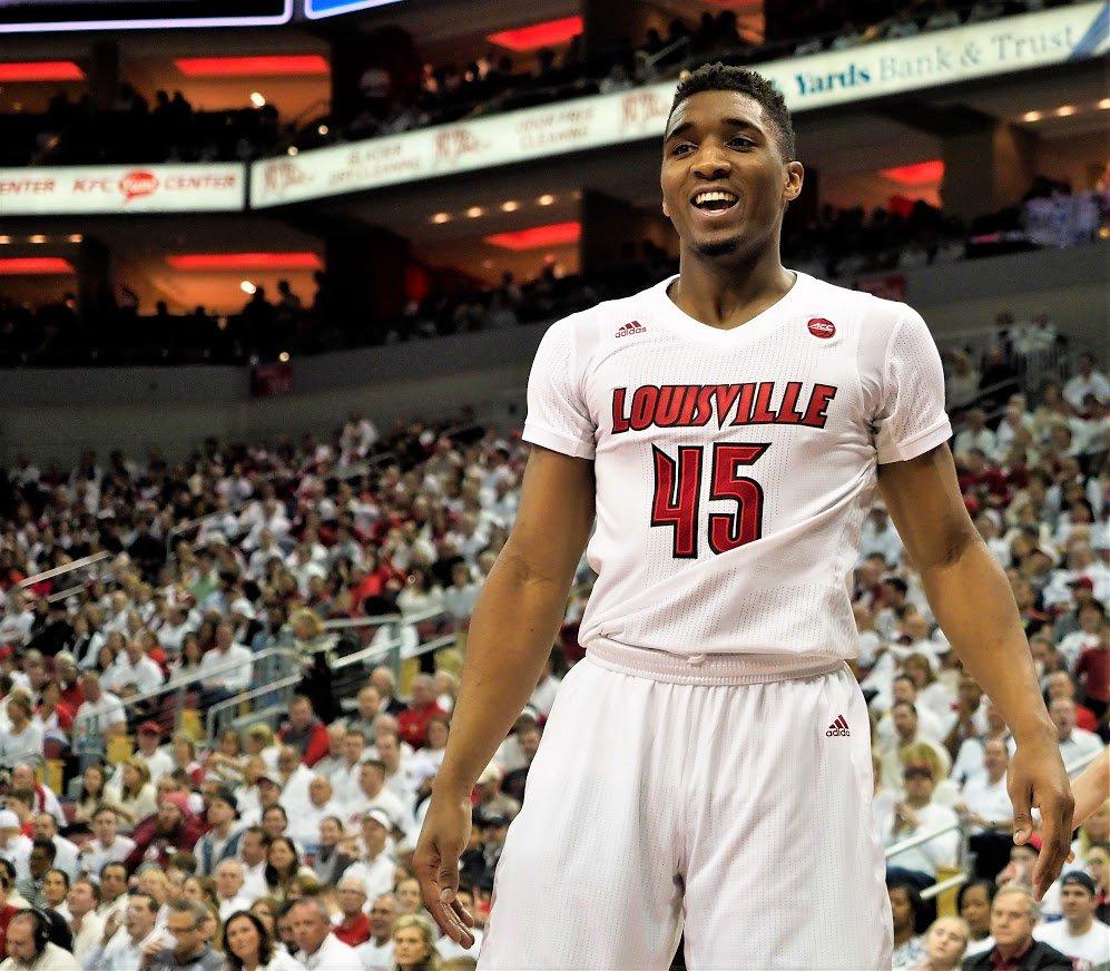 赵鸿刚因耳光大赛引发舆论，鸽武缘退位为信鸽爱好者，玄武挑战引发流量狂欢，传统武术遭网络戏谑与质疑。