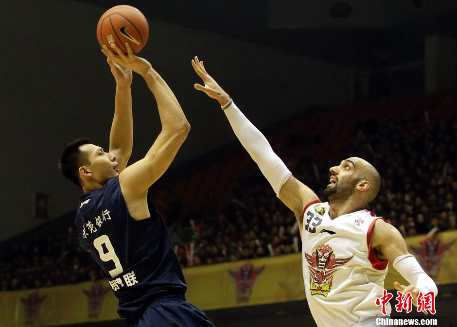 欧文突破两人防守完成得分