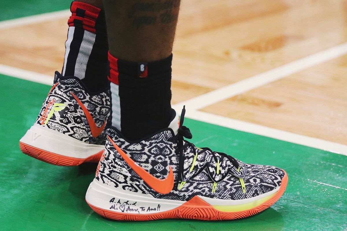 萨拉赫无缘利物浦欧冠名单，斯洛特称俱乐部必须作出回应；此前萨拉赫因未首发炮轰球队