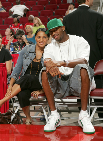 阿森纳客场2-1战胜阿斯顿维拉，维拉绝杀，阿森纳争冠形势艰难。