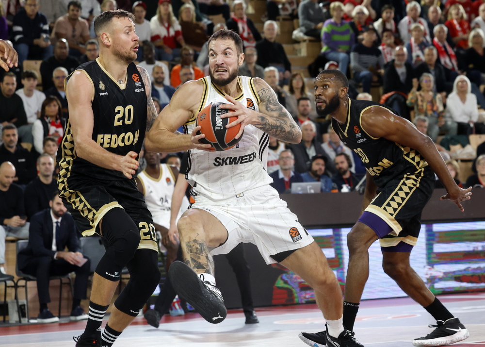 跋涉近18小时，15岁小球迷在球场外山上直播解说解放者杯决赛